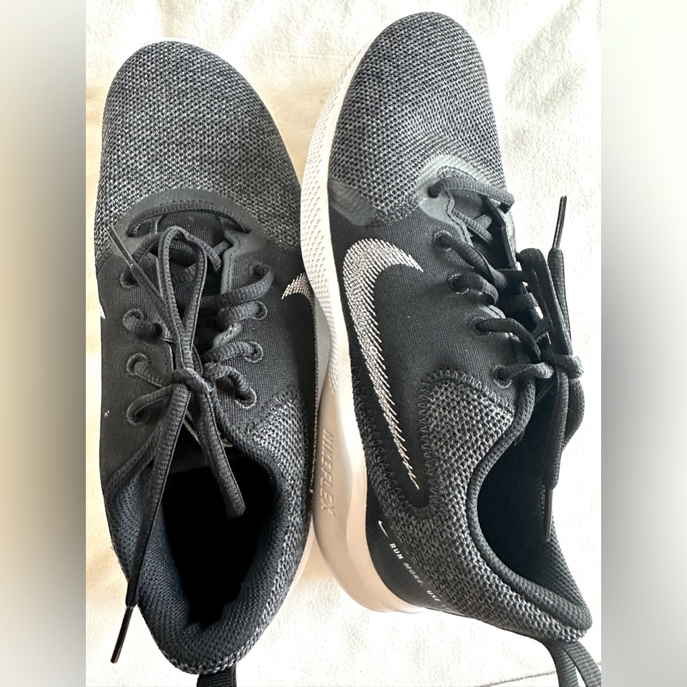 Women's Nike Tennis Shoes NWOT Size 9